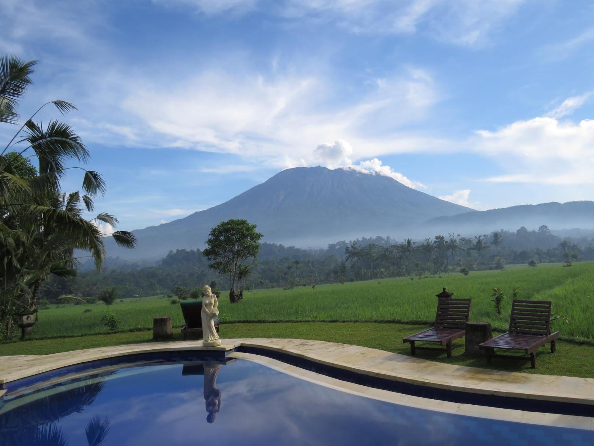 Great Mountain Views Villa Resort Selat Bagian luar foto