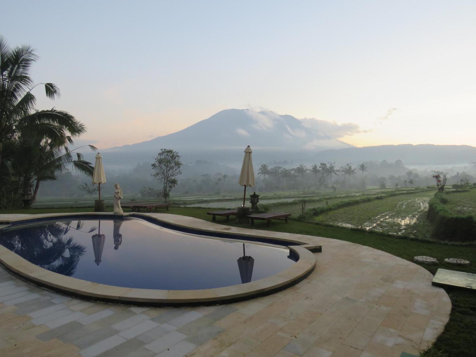 Great Mountain Views Villa Resort Selat Bagian luar foto