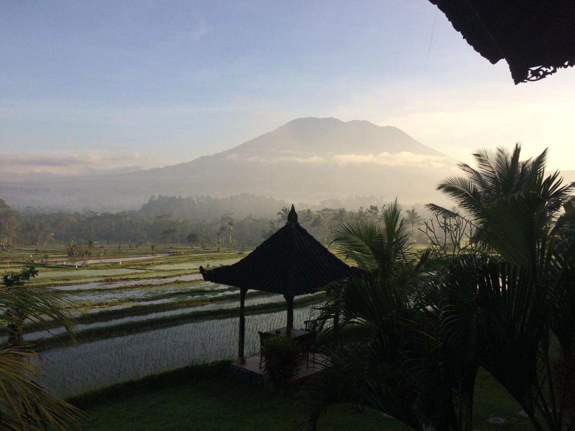 Great Mountain Views Villa Resort Selat Bagian luar foto