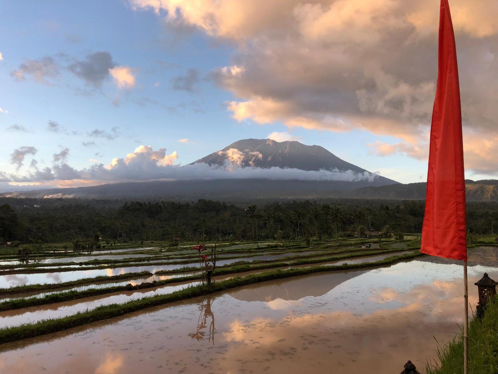 Great Mountain Views Villa Resort Selat Bagian luar foto
